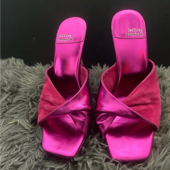 New! Jeffrey Campbell Free People
From Collection of Luna Metallic
Size 6 1/2 - Picture 9 of 10